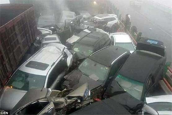 تصویر تصادف زنجیره‌ای 33 خودرو در چین ۶ کشته برجای گذاشت + عکس