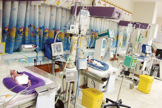 تصویر نوزادان بیمار در صف تخت‌های ویژه