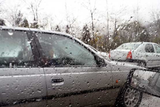 تصویر بارش برف و باران و ترافیک نیمه‌سنگین در جاده‌ها