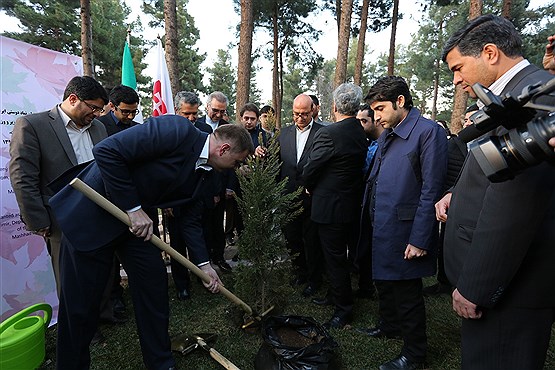 کاشت درخت صلح و دوستی ایران و اسلواکی در باغ گیاه‌شناسی مشهد