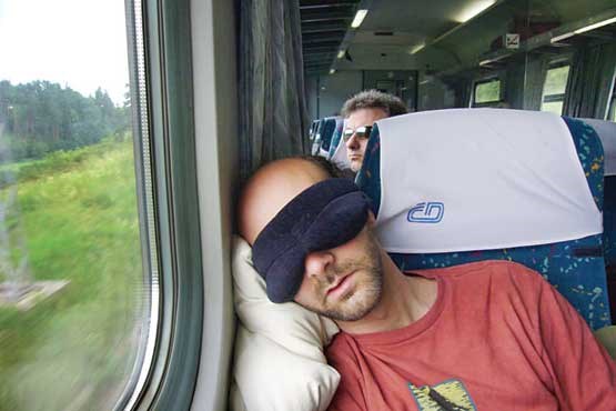 چگونه حین سفر راحت تر بخوابیم