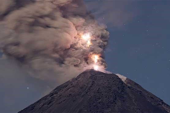 فوران دود و خاکستر از کوه آتشفشانی کولیما در مکزیک