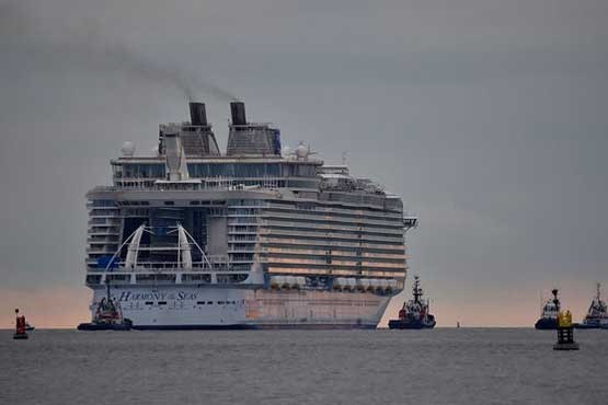 بزرگترین کشتی تفریحی جهان به آب زد + عکس