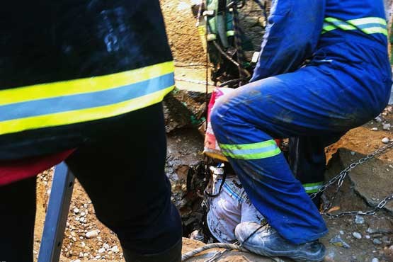 نجات دو کارگر از داخل چاه /  پدر و پسر راهی بیمارستان شدند