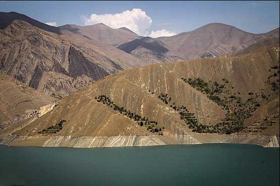 ذخیره آب سدهای ایران نصف شد