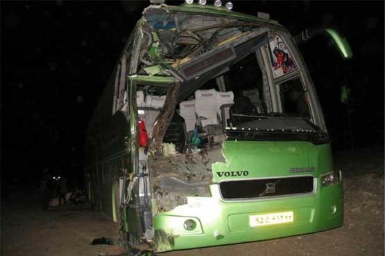 یک کشته و ۲ مجروح در تصادف اتوبوس با تریلی