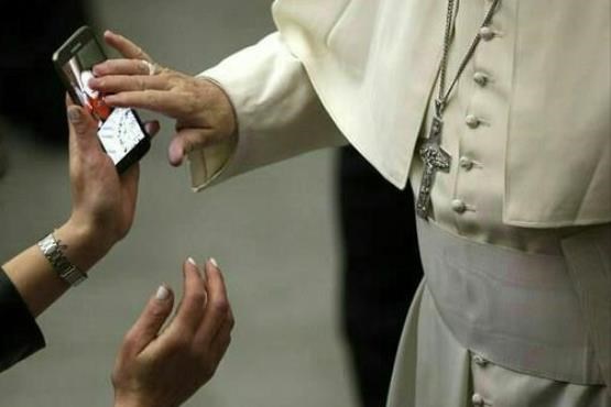 پاپ فرانسیس در حال تقدیس کودکی از روی عکسش در موبایل مادر