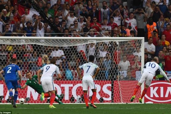 جنجال در یورو 2016 / کشف بسته مشکوک در خارج از ورزشگاه دیدار انگلیس و ایسلند