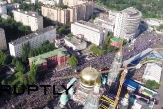 فیلم مراسم باشکوه نماز عید فطر در مسکو از نگاه دوربین پهپاد