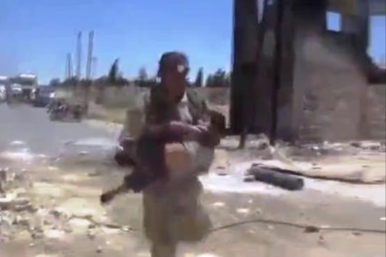 نجات کودک زیر آتش مستقیم تک تیرانداز داعش + فیلم