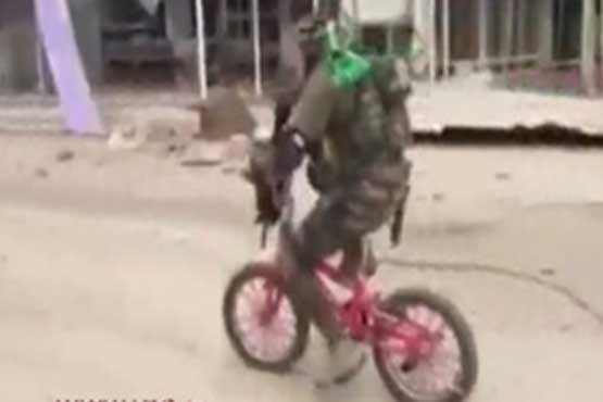 ابوعزرائیل با دوچرخه در جنگ با داعش