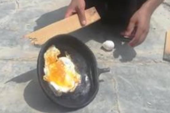 عراقی‌ها با گرمای آفتاب تخم مرغ می‌پزند! + فیلم