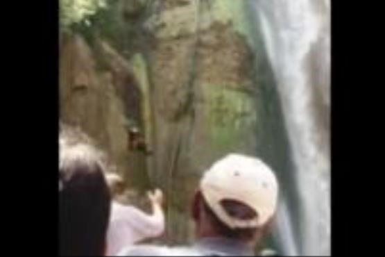 لحظه سقوط صخره نورد تهرانی از بالای آبشار + فیلم