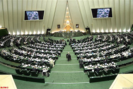 پاسخگویی ظریف به سوالات نمایندگان در جلسه علنی مجلس/عادل آذر از حقوق‌های نامتعارف گزارش می‌دهد