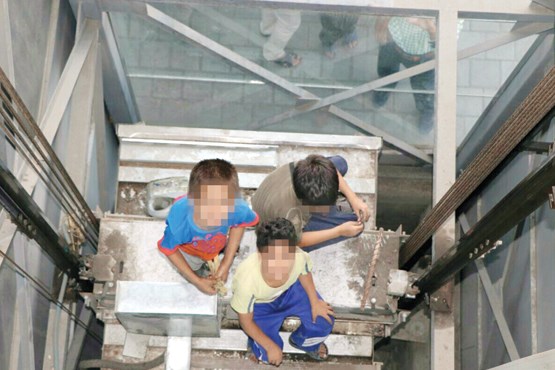 نجات 3 کودک از کابین پل عابر پیاده