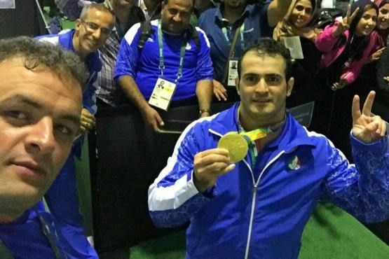 سلفی سهراب مرادی مدال آور طلای ایران در المپیک ریو 2016 با خبرنگاران