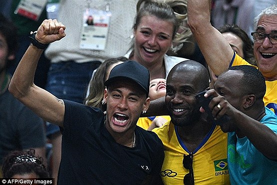 نیمار در جشن قهرمانی تیم ملی والیبال برزیل در المپیک (تصاویر)
