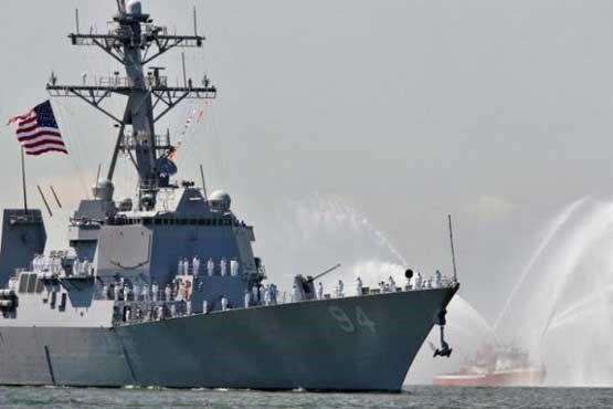 قایق های ایران یک ناوشکن آمریکایی را در تنگه هرمز رهگیری کردند