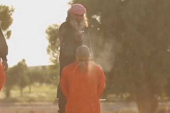 اعدام اسیران کرد توسط 4 پیرمرد داعشی +عکس