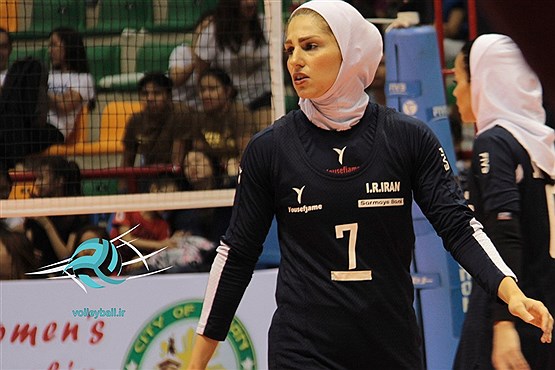 حضور با حجاب دو دختر والیبالیست ایرانی در ترکیب تیم بلغارستانی (عکس)
