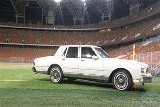 جنجال ورود یک خودرو به زمین فوتبال در عربستان