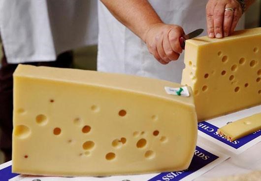 اعتراض خبرنگار ایتالیایی به وزیر خارجه آمریکا با اهدای پنیر +عکس