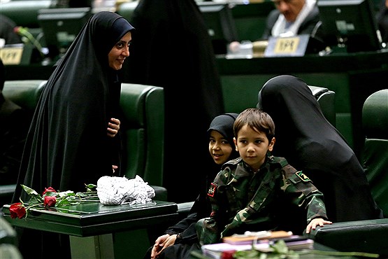 تجلیل از خانواده‌های شهدای مدافع حرم در مجلس