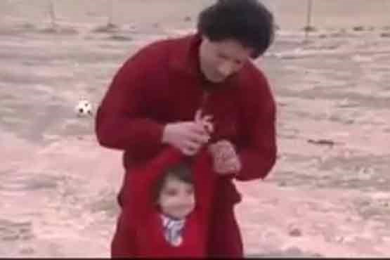 قذافی در حال بازی با دختر کشته شده اش در بمباران آمریکایی ها