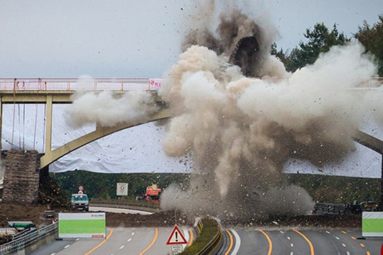 پل عابر پیاده در آلمان منفجر شد +عکس