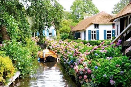 روستای زیبایی در هلند که کوچه و خیابان ندارد! (عکس)