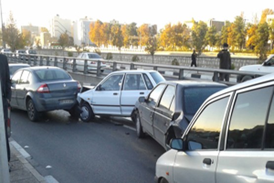 تصادف زنجیره‌ای 24 خودرو در محور کرج - قزوین