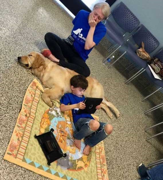 دوستی پسربچه اوتیستیک با یک سگ +عکس