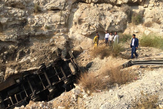 سقوط  تانکر با راننده به دره در بوشهر