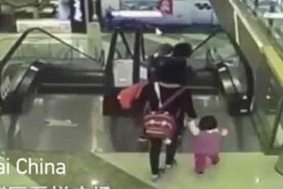 سقوط مرگبار کودک از پله برقی