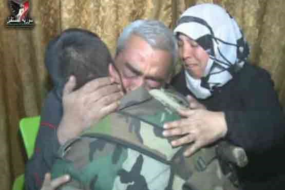 دیدار تکان‌دهندۀ سرباز سوری با خانواده‌اش در حلب