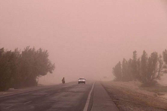 غبار صورتی بر چهره سیستان و بلوچستان/ دید افقی ۵۰۰ متر