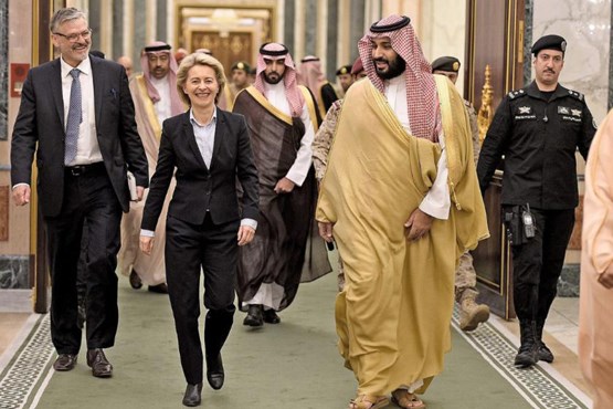 جنجال بر سر شلوار وزیر دفاع آلمان در عربستان +عکس
