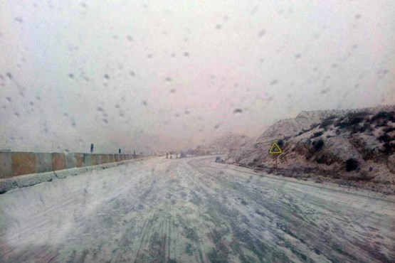 جاده های دو استان برفی و بارانی است