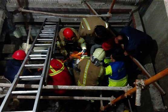 سقوط کارگر به چاهک آسانسور در خیابان اقدسیه +عکس