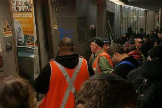 خروج قطار از ریل در نیویورک بیش از 100 مصدوم بر جای گذاشت + عکس