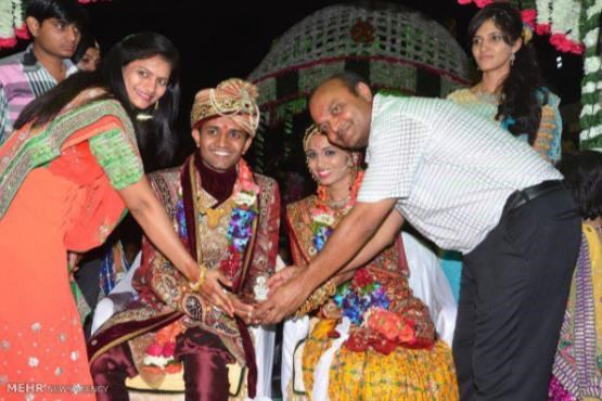 این مرد هندی برای دختران یتیم مراسم عروسی می گیرد+ عکس