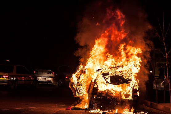 آتش سوزی یک خودروی سواری در شهرک شهید بهشتی تهران / انفجار تکذیب شد