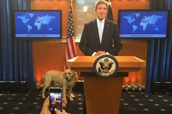 جان کری و سگش با ناراحتی از وزارت خارجه آمریکا رفتند! +عکس