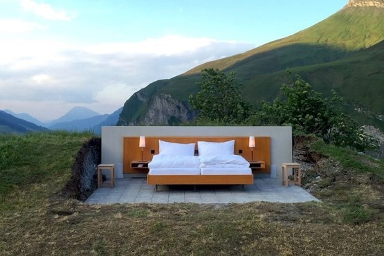 هتلی لوکس با یک تخت و بدون دیوار +عکس