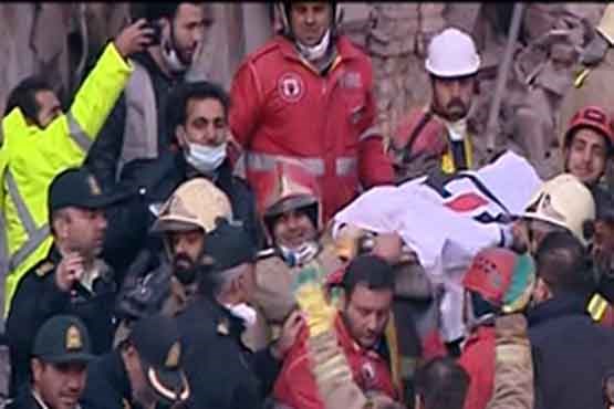 خارج شدن پیکر ششمین شهید آتش‌نشان از زیر آوار پلاسکو