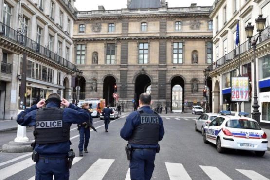 حمله به موزه لوور در پاریس