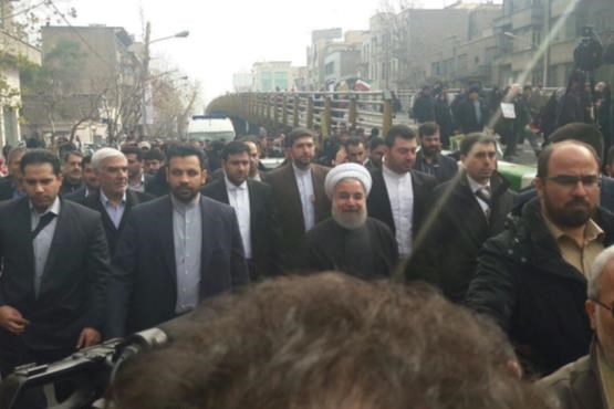 حضور روحانی رئیس‌جمهور در مراسم راهپیمایی 22 بهمن+عکس
