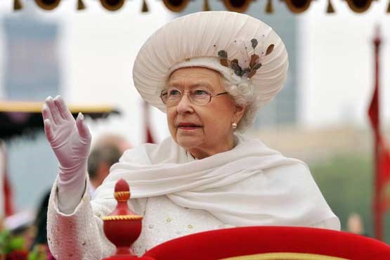 هدیه ویژه ملکه بریتانیا به پادشاه بحرین + عکس