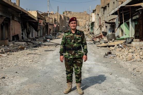 خواننده زن لباس رزم برای مبارزه با داعش پوشید+تصاویر