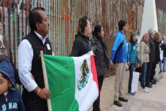 دیوار انسانی مردم مکزیک در مرز آمریکا